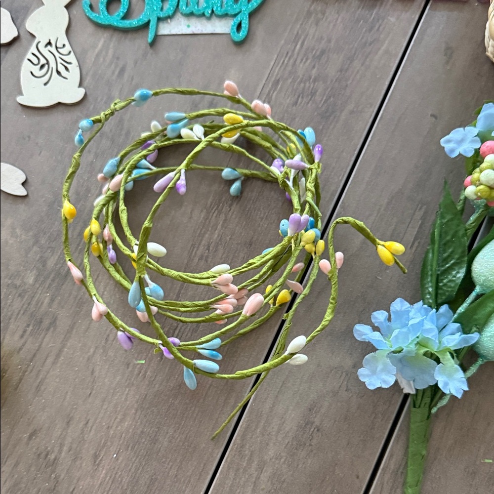 Assorted Easter Decorations - Picture 6 of 13